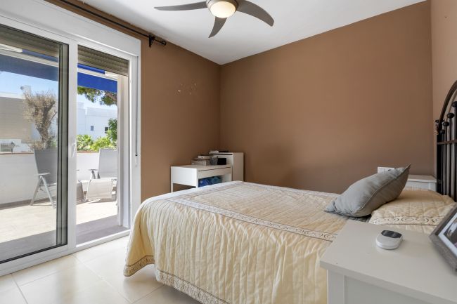 NUEVA ANDALUCIA – VELKEN DISTANCE TIL PUERTO BANUS -- SPACIUS 3-BEDROOM BOLIG