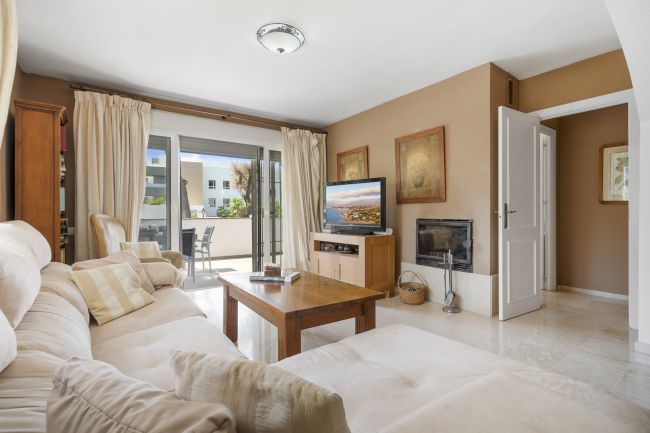 NUEVA ANDALUCIA – VELKEN DISTANCE TIL PUERTO BANUS -- SPACIUS 3-BEDROOM BOLIG