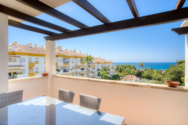 Drei Schlafzimmer, Südlage Duplex Penthouse mit Meerblick, befindet sich in der gesuchten Gemeinde Pinos de Nagüeles, auf Marbellas Goldene Meile