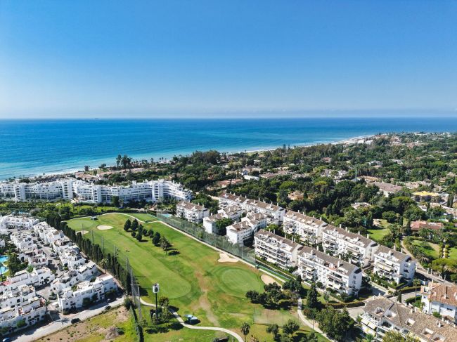 Welcome to this beautifully renovated ground floor apartment in Guadalmina Baja – Steps from the Beach and Golf!