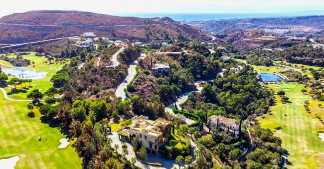 Eksklusivt seks-roms villa-prosjekt i Marbella Club Golf Resort med panoramautsikt over havet.