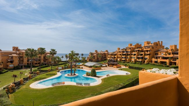FIRST LINE BEACH 3 BEDROOM APARTMENT - LOS GRANADOS - ESTEPONA