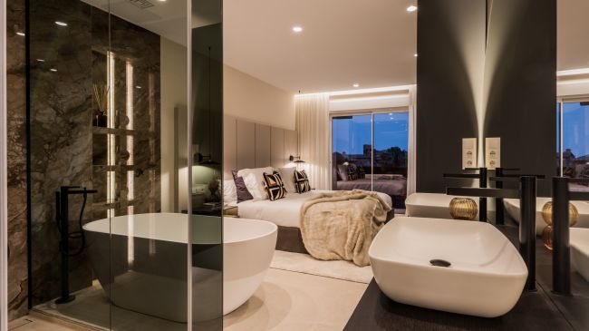 FØRSTE LINJE BEACH 3 BEDROOM LEILIGHET - LOS GRANADOS - ESTEPONA