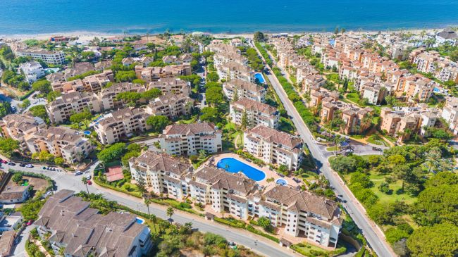 Beautiful south-facing, two-bedroom apartment located in the prestigious Hacienda Playa, Elviria