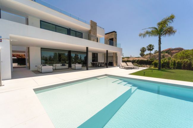 Eksklusiv ny villa med panoramautsikt i Nueva Andalucia, Marbella