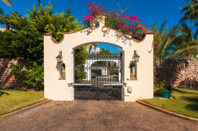 Exquisite Nine-Bedroom Mansion with Panoramic Views in New Golden Mile, Estepona