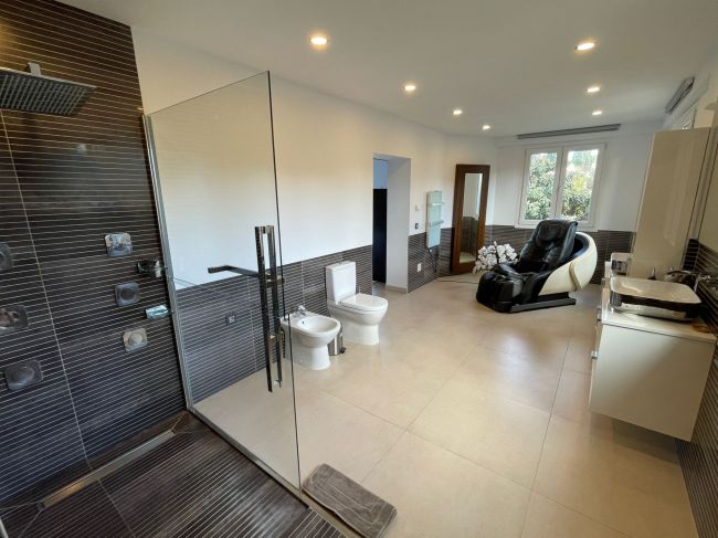 Exquisite Eight-Bedroom Beachfront Villa in San Pedro de Alcantara, Malaga