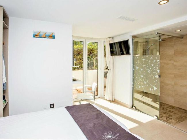 Exquisite Eight-Bedroom Beachfront Villa in San Pedro de Alcantara, Malaga