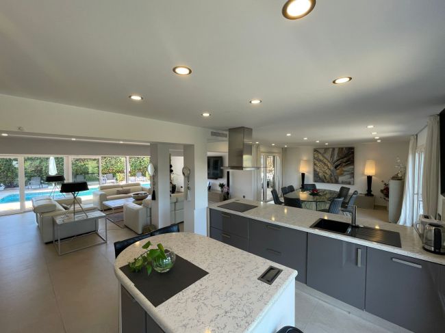 Exquisite Eight-Bedroom Beachfront Villa in San Pedro de Alcantara, Malaga