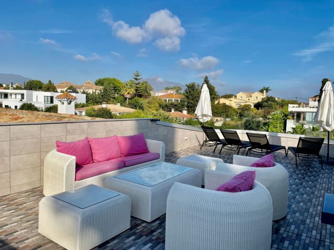 Exquisite Eight-Bedroom Beachfront Villa in San Pedro de Alcantara, Malaga