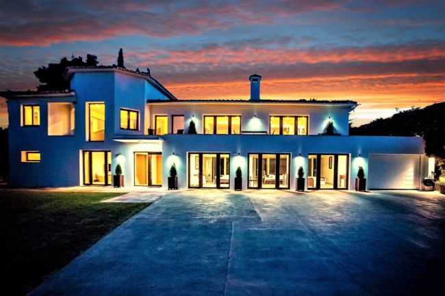 Exquisite Eight-Bedroom Beachfront Villa in San Pedro de Alcantara, Malaga