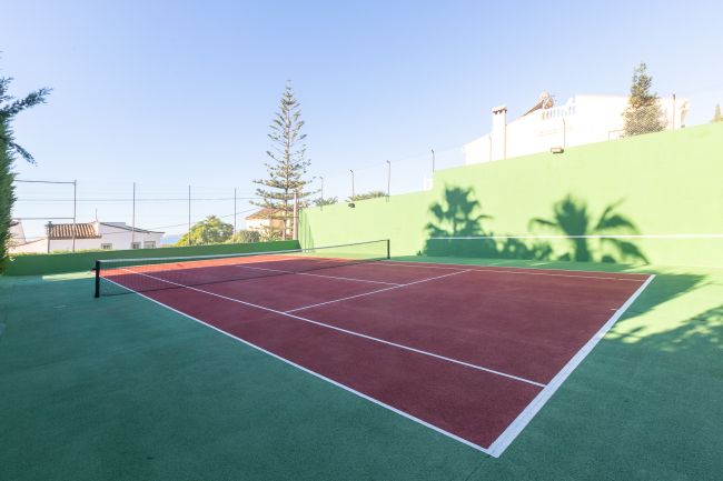 Spacious Six-Bedroom Villa with Panoramic Sea Views in Seghers, Estepona