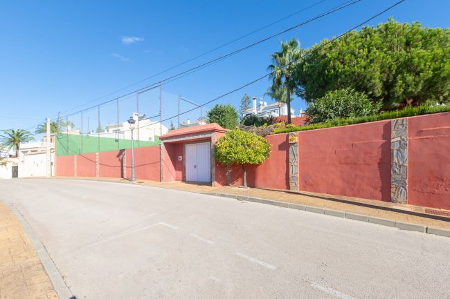 Spacious Six-Bedroom Villa with Panoramic Sea Views in Seghers, Estepona
