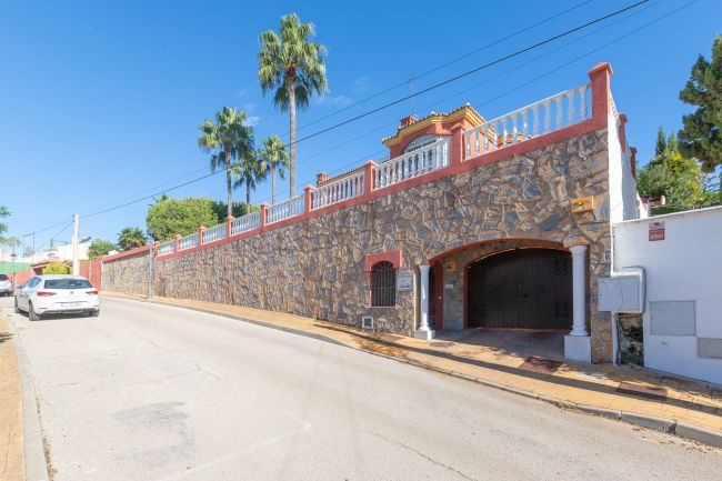 Spacious Six-Bedroom Villa with Panoramic Sea Views in Seghers, Estepona