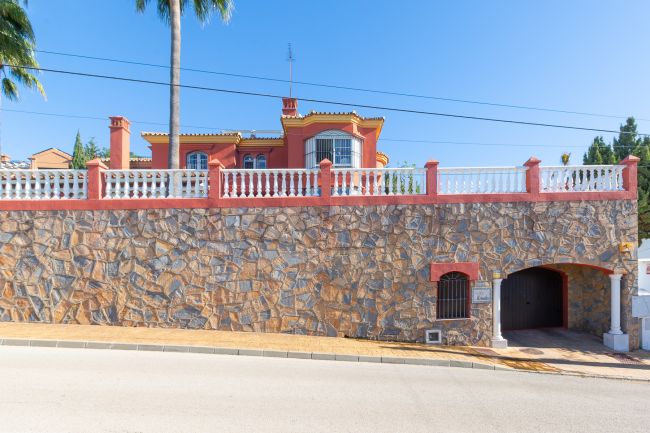 Spacious Six-Bedroom Villa with Panoramic Sea Views in Seghers, Estepona