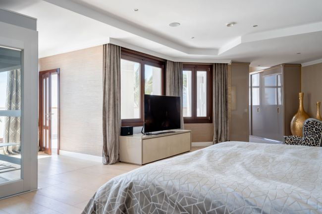 Exquisite Seven-Bedroom Villa in Hacienda las Chapas, Marbella East