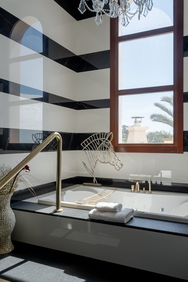 Exquisite Seven-Bedroom Villa in Hacienda las Chapas, Marbella East