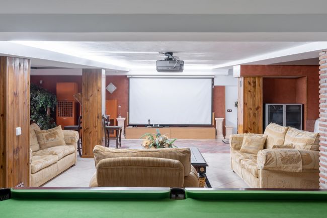 Exquisite Seven-Bedroom Villa in Hacienda las Chapas, Marbella East