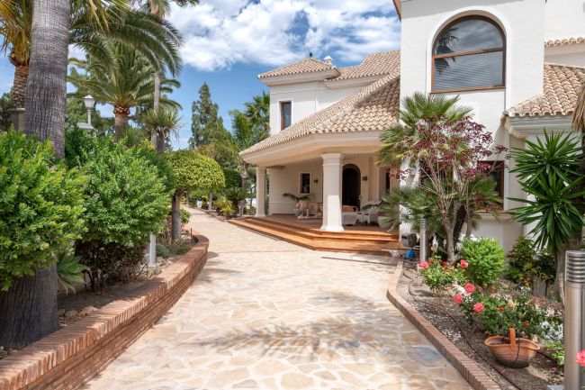 Exquisite Seven-Bedroom Villa in Hacienda las Chapas, Marbella East