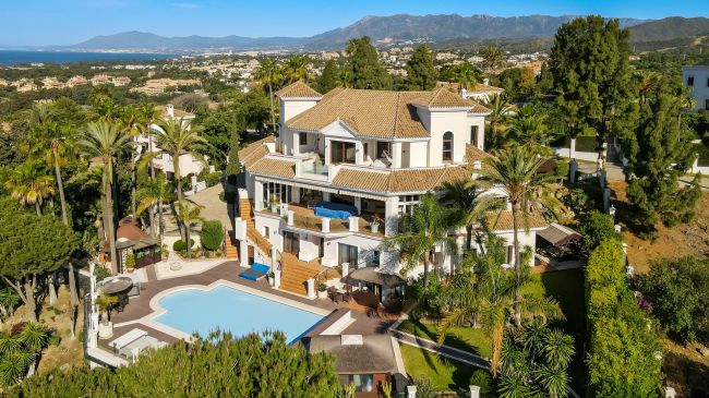 Exquisite Seven-Bedroom Villa in Hacienda las Chapas, Marbella East