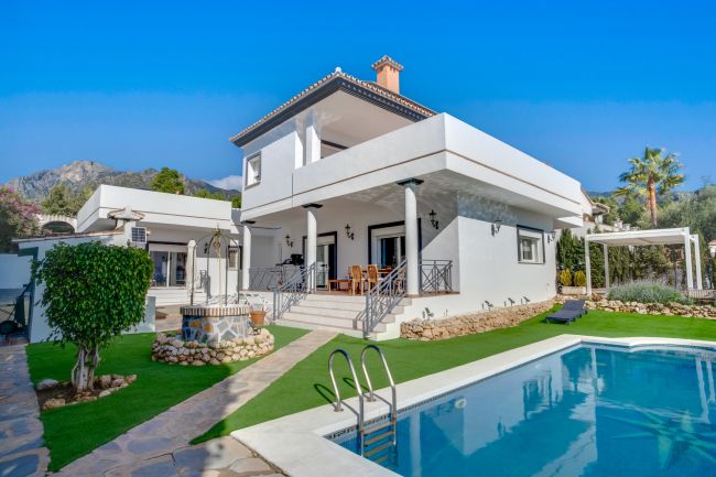 Spacious south-facing five-bedroom villa in Xarblanca, Marbella with sea views.