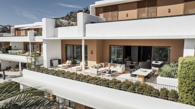 Albercas 5 - Frontline golf apartment with panoramic sea views offers a Five-star resort lifestyle in Casares.