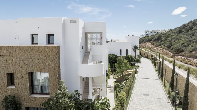 Albercas 5 - Frontline golf apartment with panoramic sea views offers a Five-star resort lifestyle in Casares.