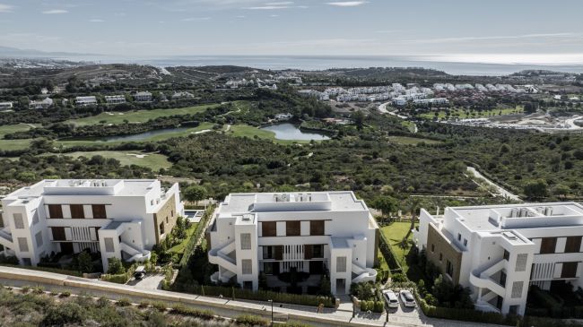 Albercas 5 - Frontline golf apartment with panoramic sea views offers a Five-star resort lifestyle in Casares.