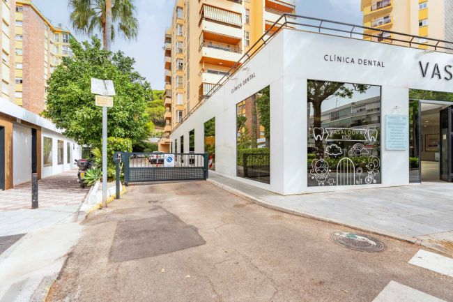 Geräumige Wohnung mit vier Schlafzimmern zur Renovierung in bester Lage von Marbella