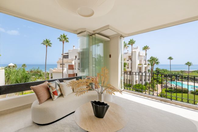 Atemberaubende, kürzlich renovierte Wohnung direkt am Strand in der Nähe von Estepona-Stadt!