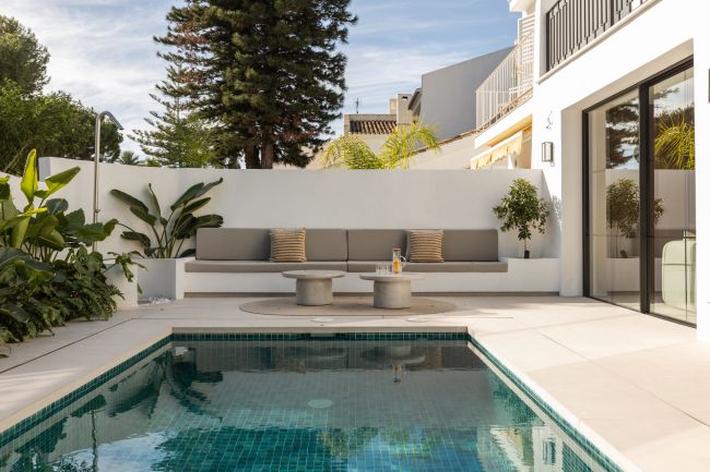 Delvis frittstående villa til salgs i Peñablanca, Nueva Andalucia