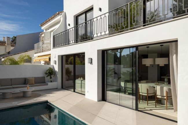 Delvis frittstående villa til salgs i Peñablanca, Nueva Andalucia