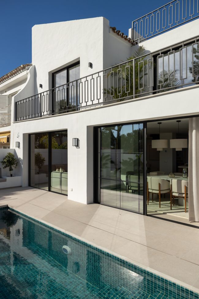 Delvis frittstående villa til salgs i Peñablanca, Nueva Andalucia