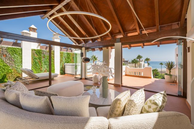 Exquisites Duplex-Penthouse in erster Meereslinie nahe Estepona-Stadt!