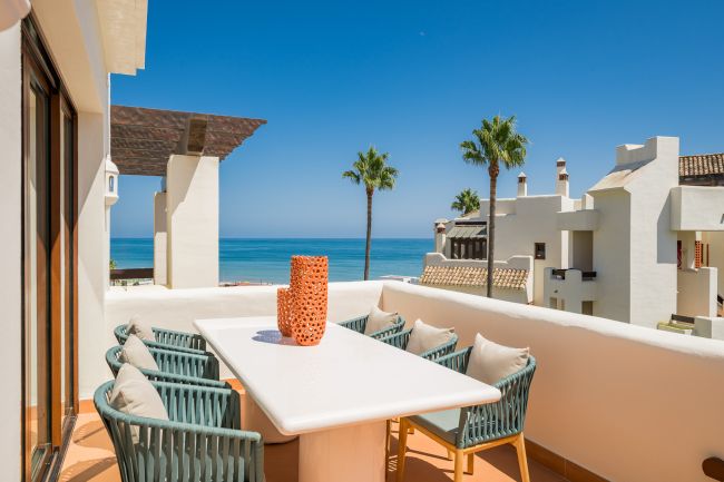 Eksklusiv duplex-penthouse på første linje til stranden nær Estepona by!