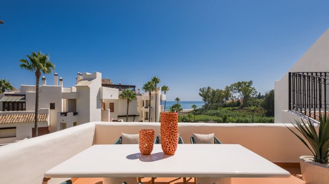 Eksklusiv duplex-penthouse på første linje til stranden nær Estepona by!