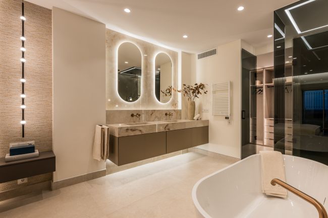 Eksklusiv duplex-penthouse på første linje til stranden nær Estepona by!