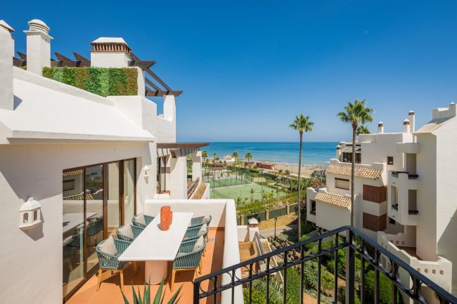 Eksklusiv duplex-penthouse på første linje til stranden nær Estepona by!