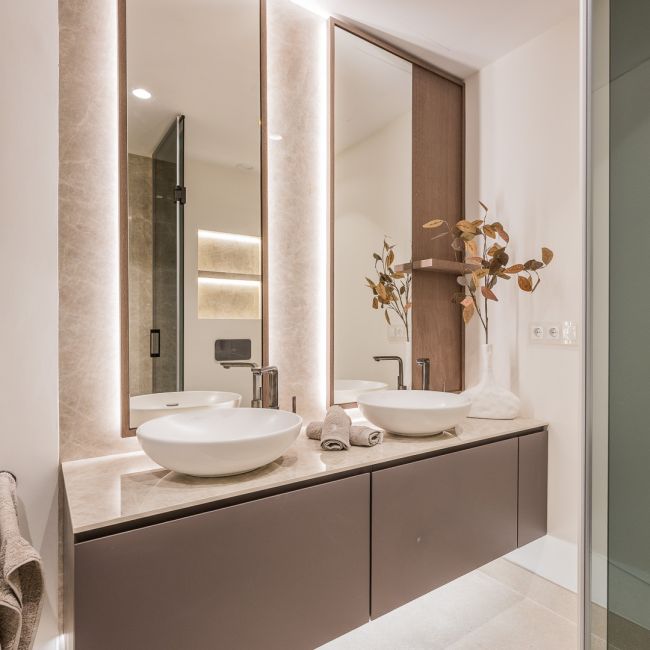 Vakkert renovert, sørvendt tre-roms leilighet ligger i det prestisjetunge gated community of Bahia del Velerin, Estepona