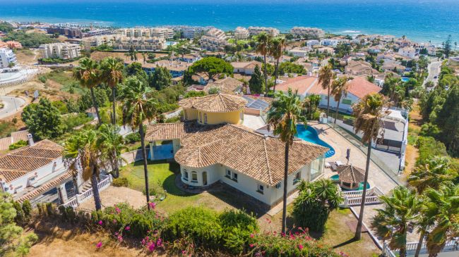 Spektakulær sør mot fem soverom villa i El Chaparral, Mijas Costa med panoramautsikt over havet