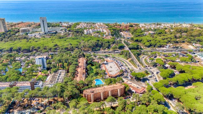 Bright and spacious two bedroom, ground floor apartment located in the prestigious Pino Golf community, Elviria