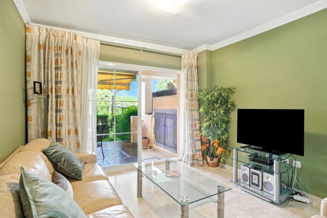 Lys og romslig to soverom, 1. etasje leilighet som ligger i den prestisjetunge Pino Golf samfunn, Elviria