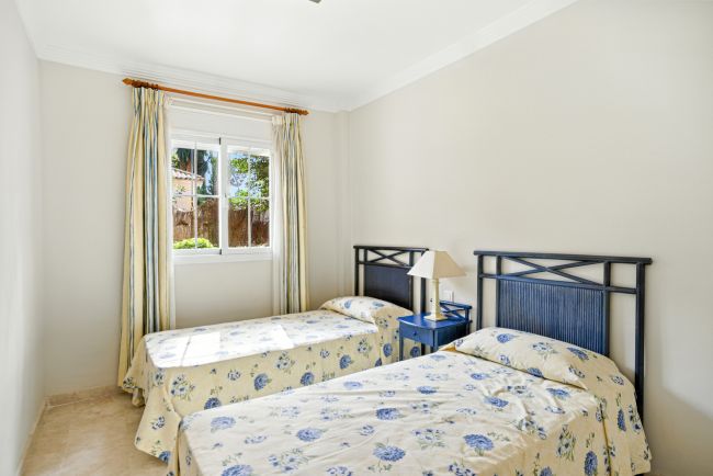 Lys og romslig to soverom, 1. etasje leilighet som ligger i den prestisjetunge Pino Golf samfunn, Elviria