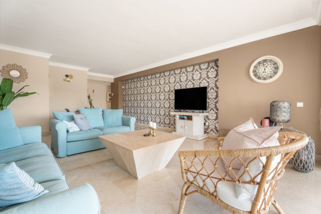 Lys og romslig 3 soveroms hjørneleilighet med flott utsikt, privat terrasse og tilgang til førsteklasses fasiliteter