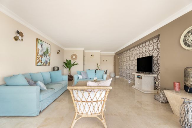 Lys og romslig 3 soveroms hjørneleilighet med flott utsikt, privat terrasse og tilgang til førsteklasses fasiliteter