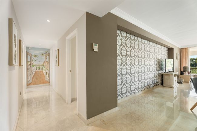 Lys og romslig 3 soveroms hjørneleilighet med flott utsikt, privat terrasse og tilgang til førsteklasses fasiliteter