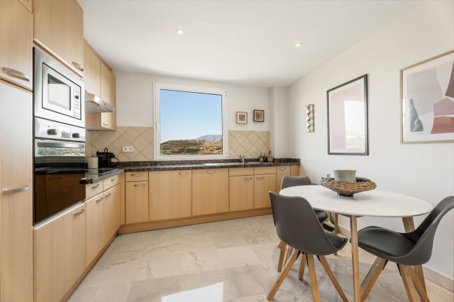 Lys og romslig 3 soveroms hjørneleilighet med flott utsikt, privat terrasse og tilgang til førsteklasses fasiliteter