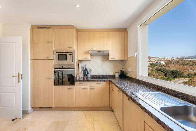 Lys og romslig 3 soveroms hjørneleilighet med flott utsikt, privat terrasse og tilgang til førsteklasses fasiliteter