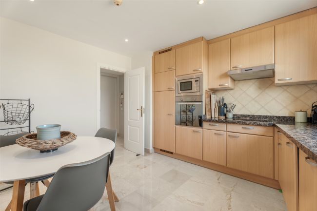 Lys og romslig 3 soveroms hjørneleilighet med flott utsikt, privat terrasse og tilgang til førsteklasses fasiliteter