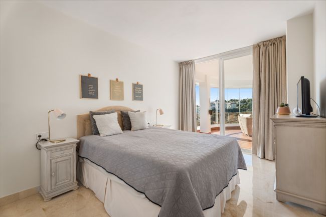 Lys og romslig 3 soveroms hjørneleilighet med flott utsikt, privat terrasse og tilgang til førsteklasses fasiliteter